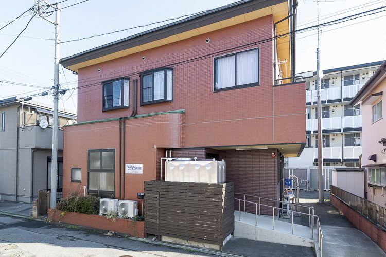 赤い外装の介護施設の外観