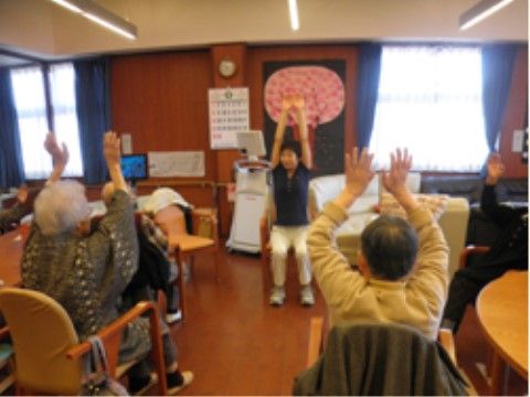 レクリエーションをする介護スタッフ