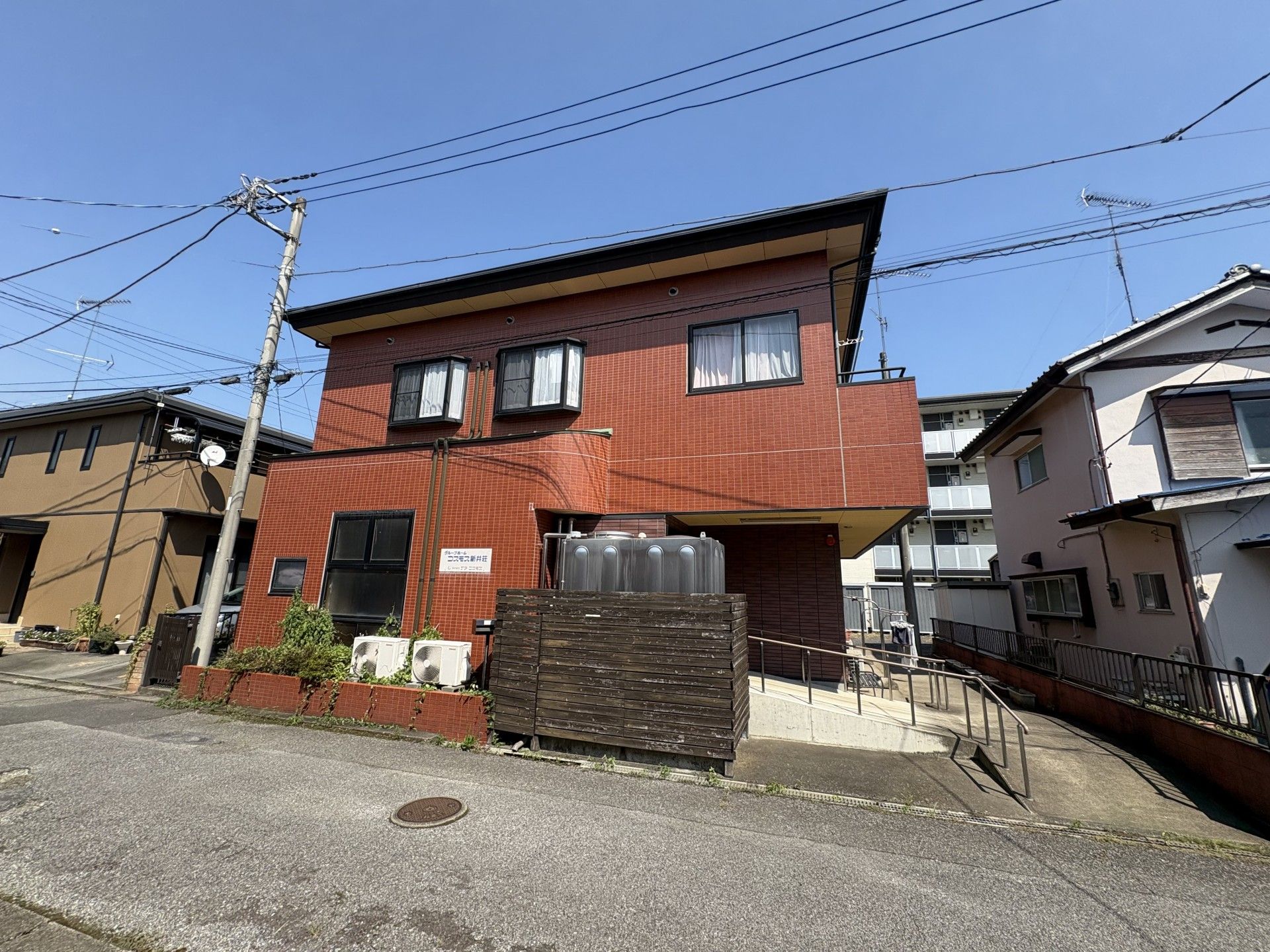 赤い外壁の建物