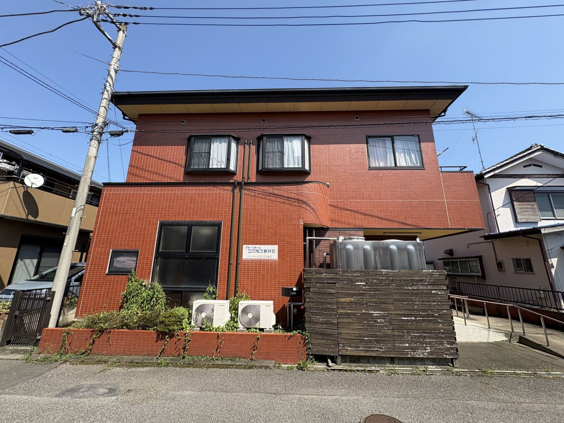 赤い外壁の建物