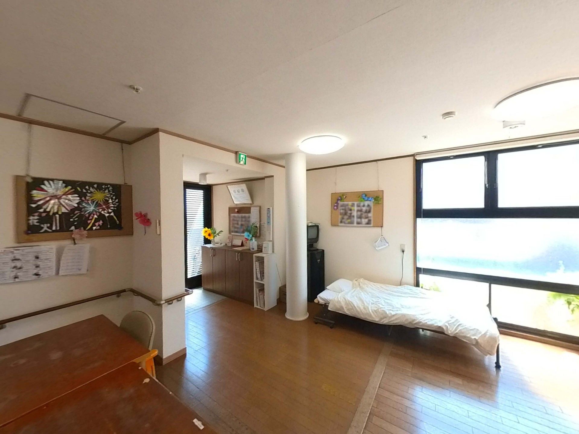 明るい部屋とベッド