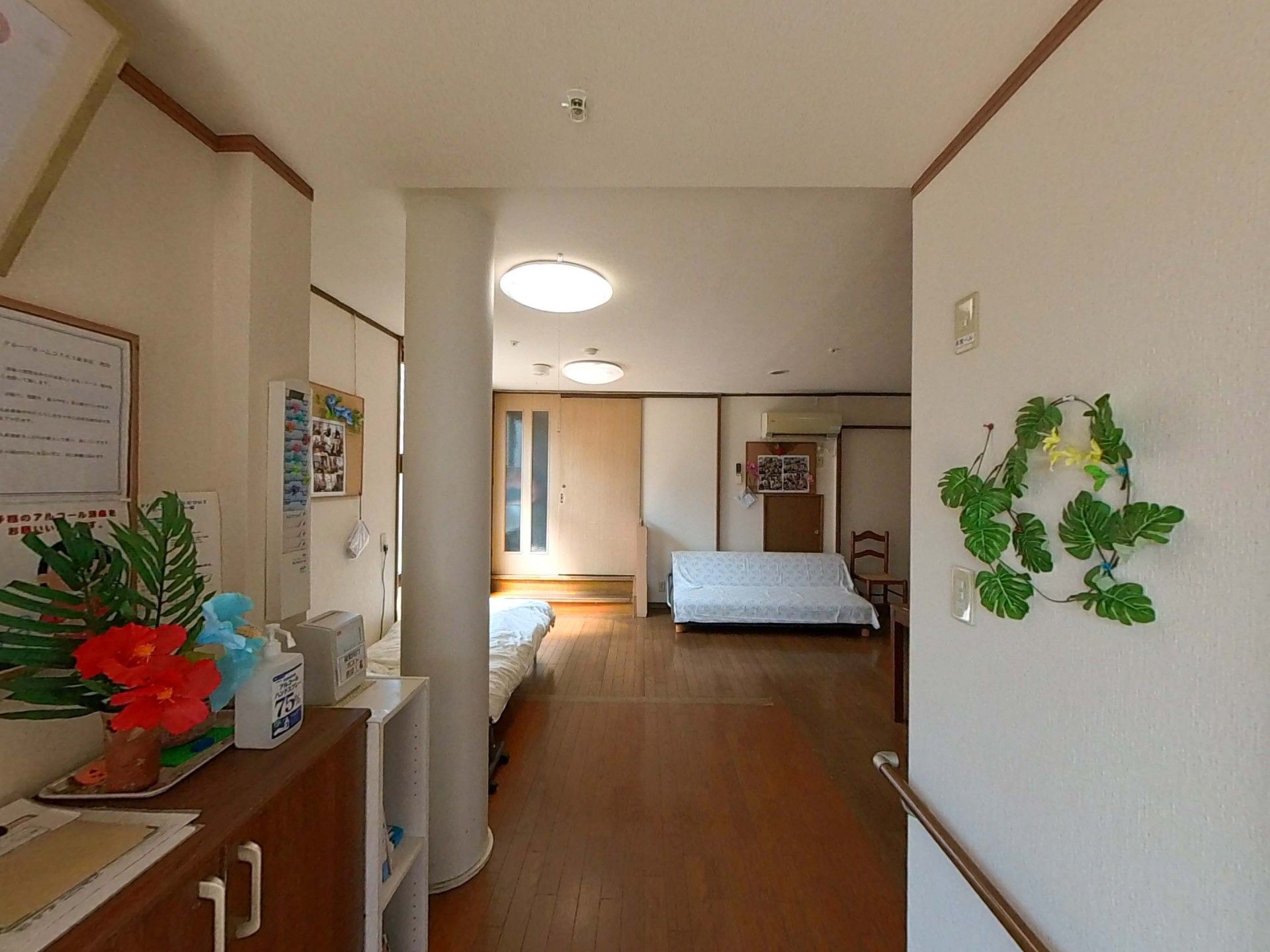 明るい居室の入口