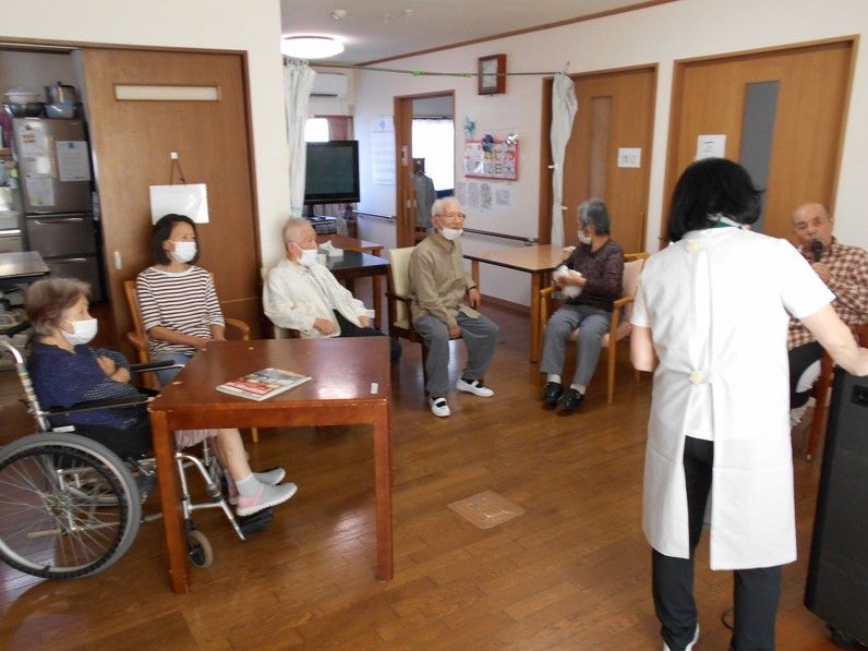 レクリエーションを行う入居者