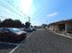 広々とした駐車場の風景