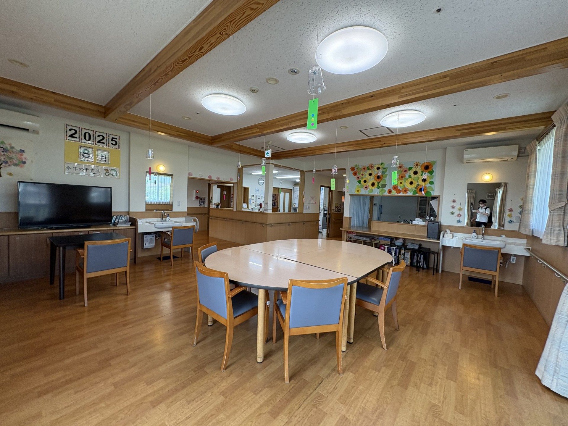 広いテーブルのある部屋