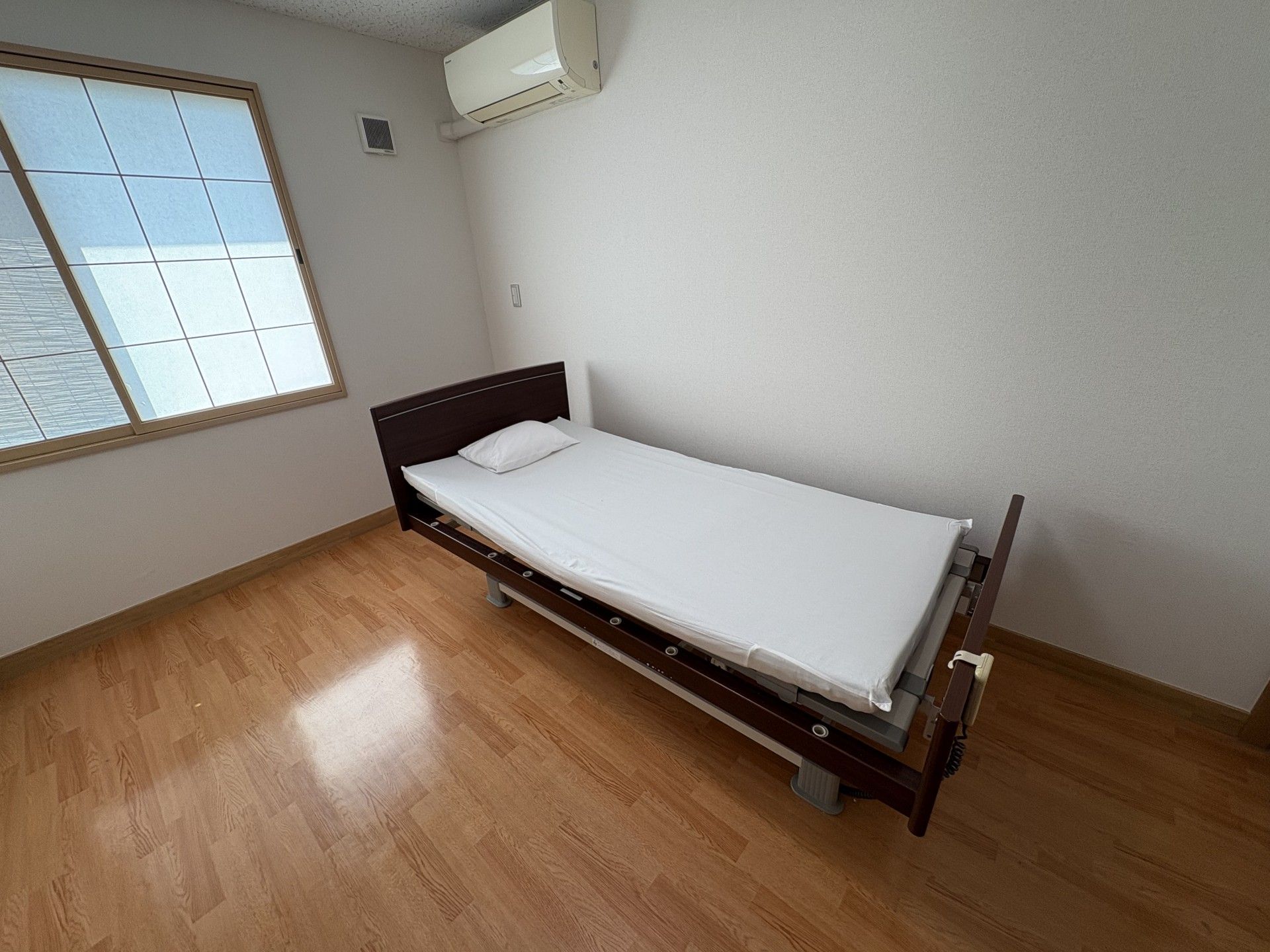 シンプルなベッドの部屋