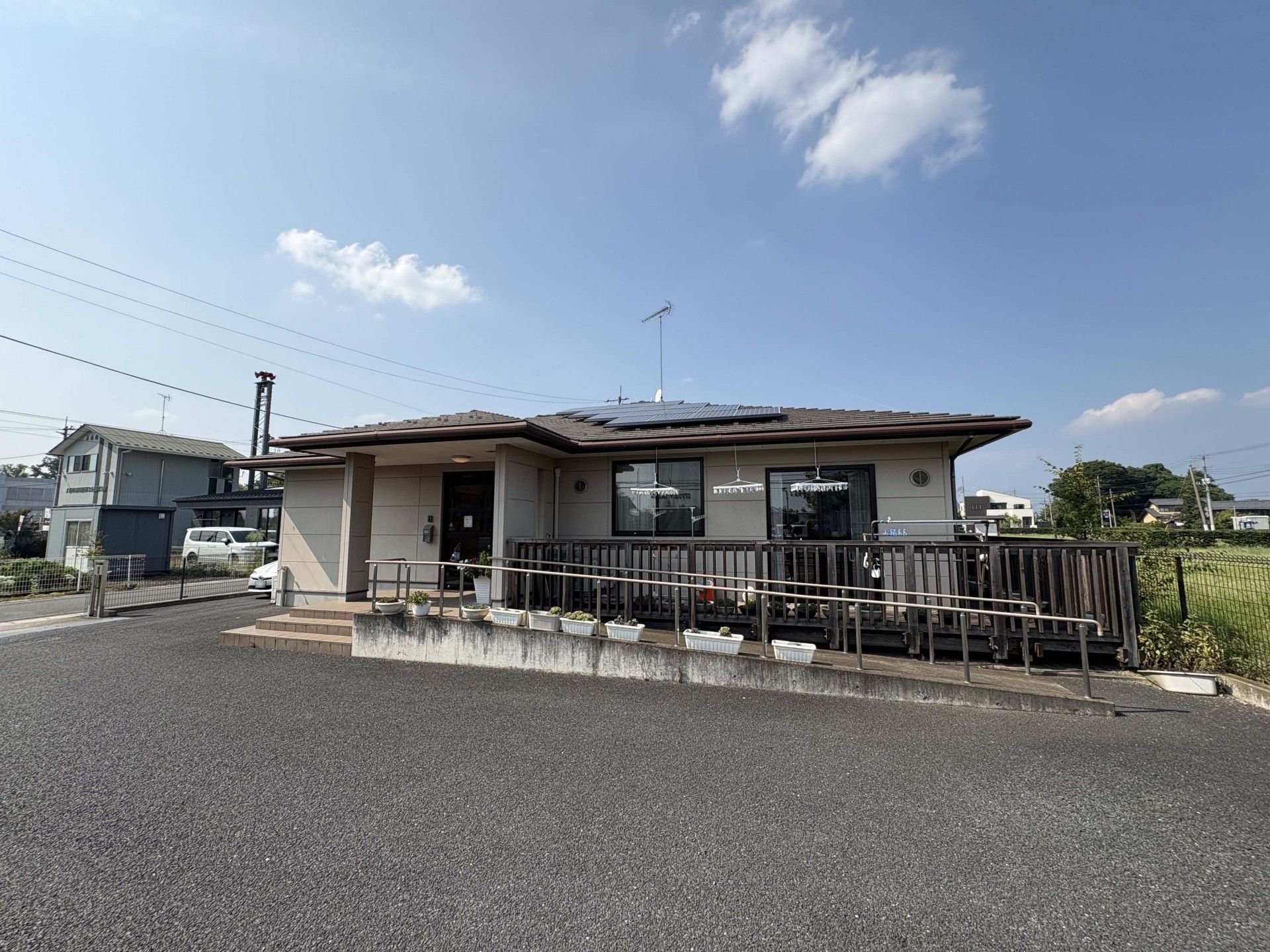 広い玄関の建物外観