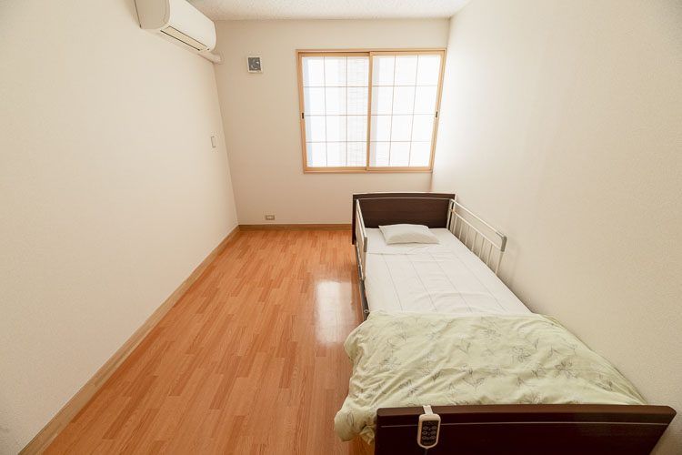 介護ベッドのある居室