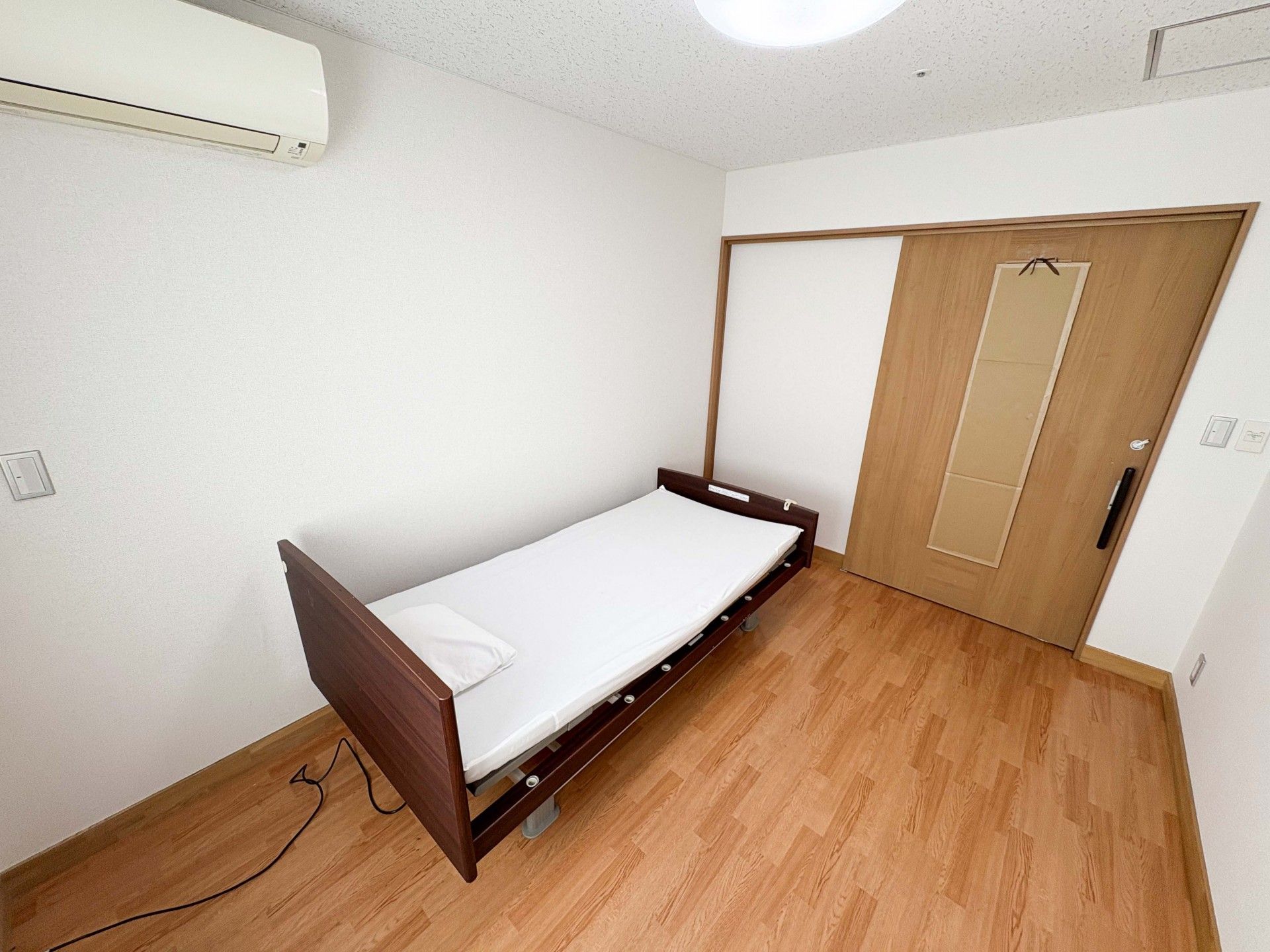 シンプルな個室のベッド