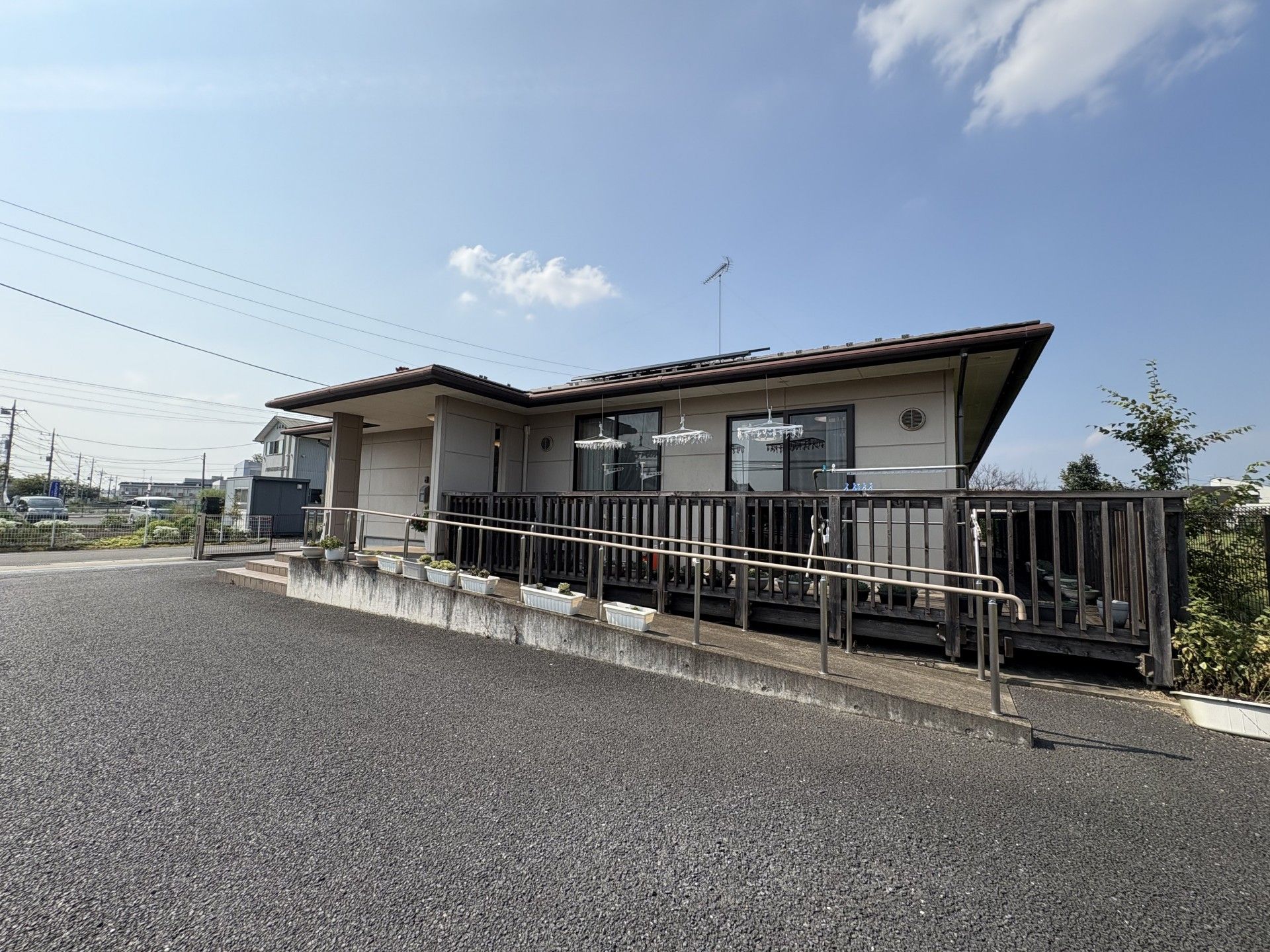 スロープ付きの建物外観