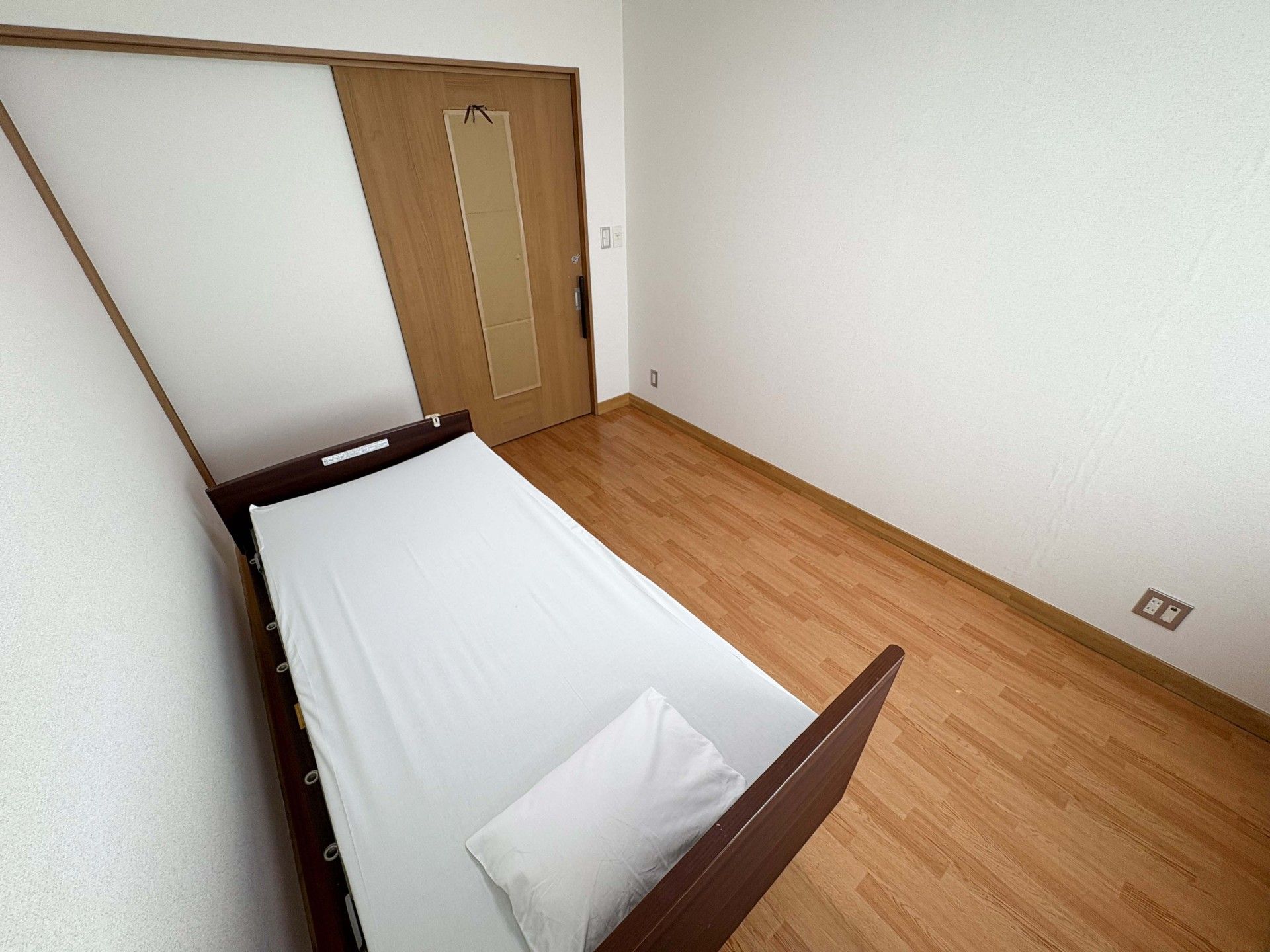 シンプルな個室のベッド