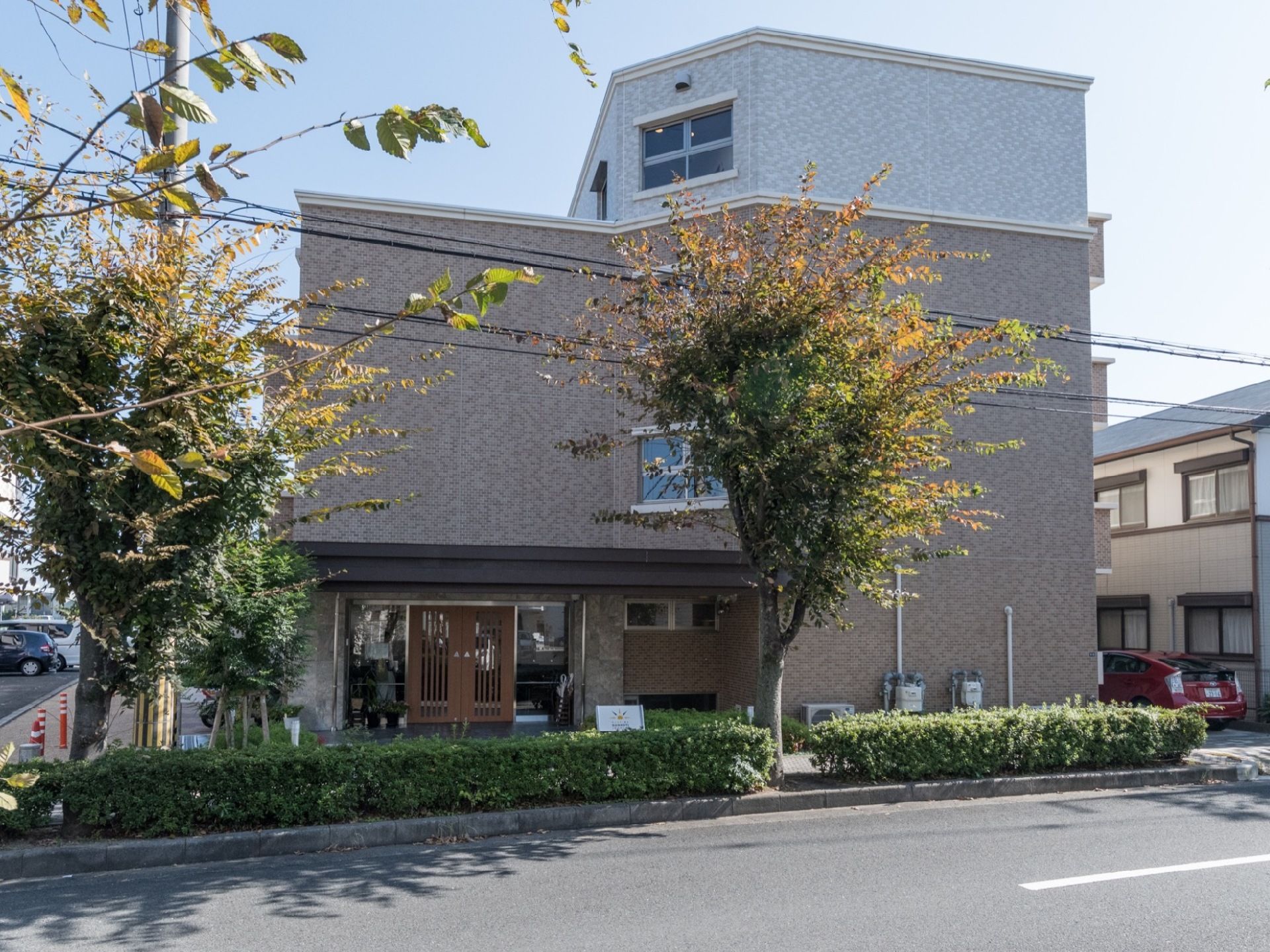 施設は4階建てで、4階部分は白い外壁となっている。玄関はおしゃれでマンションのような雰囲気になっている。