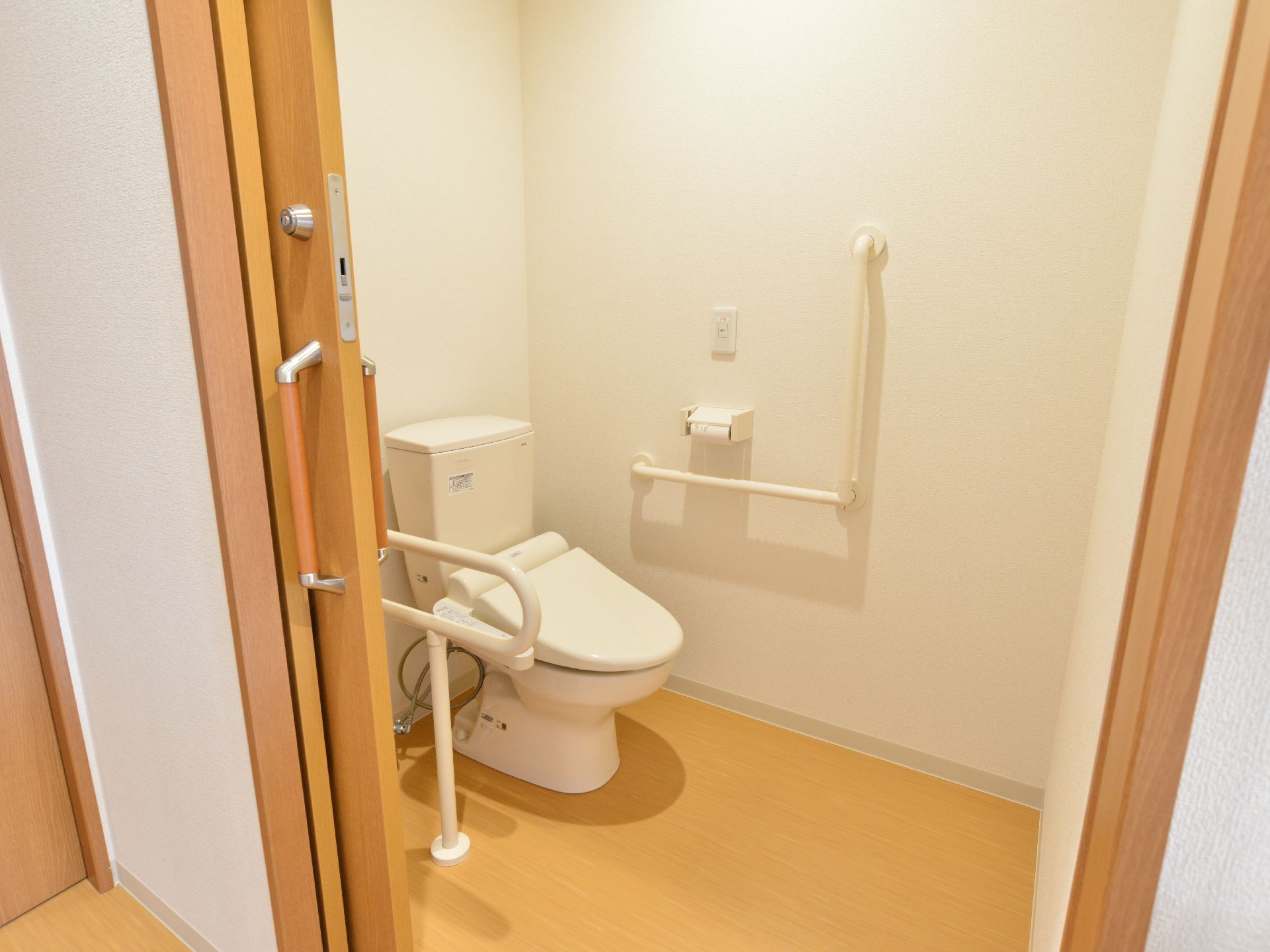 居室にはトイレも完備してある。とても清潔に管理されているのがうれしい。手すりも完備で安全面にも配慮されている。