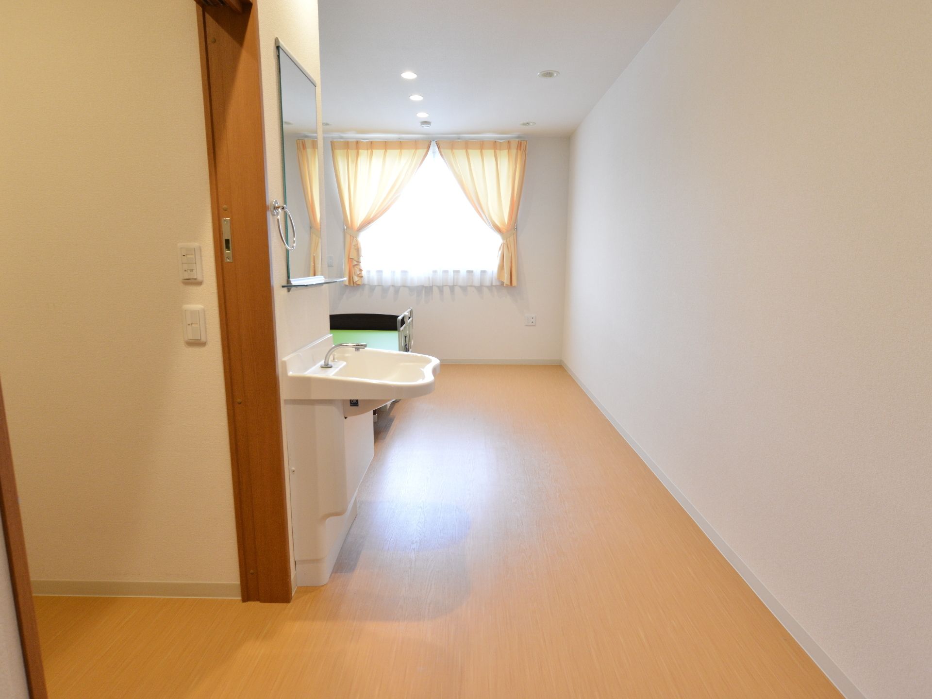 入居者には個室が完備されている。窓からは明るい日差しも差し込み、非常に明るい室内に。洗面台も完備で手洗いも自由。