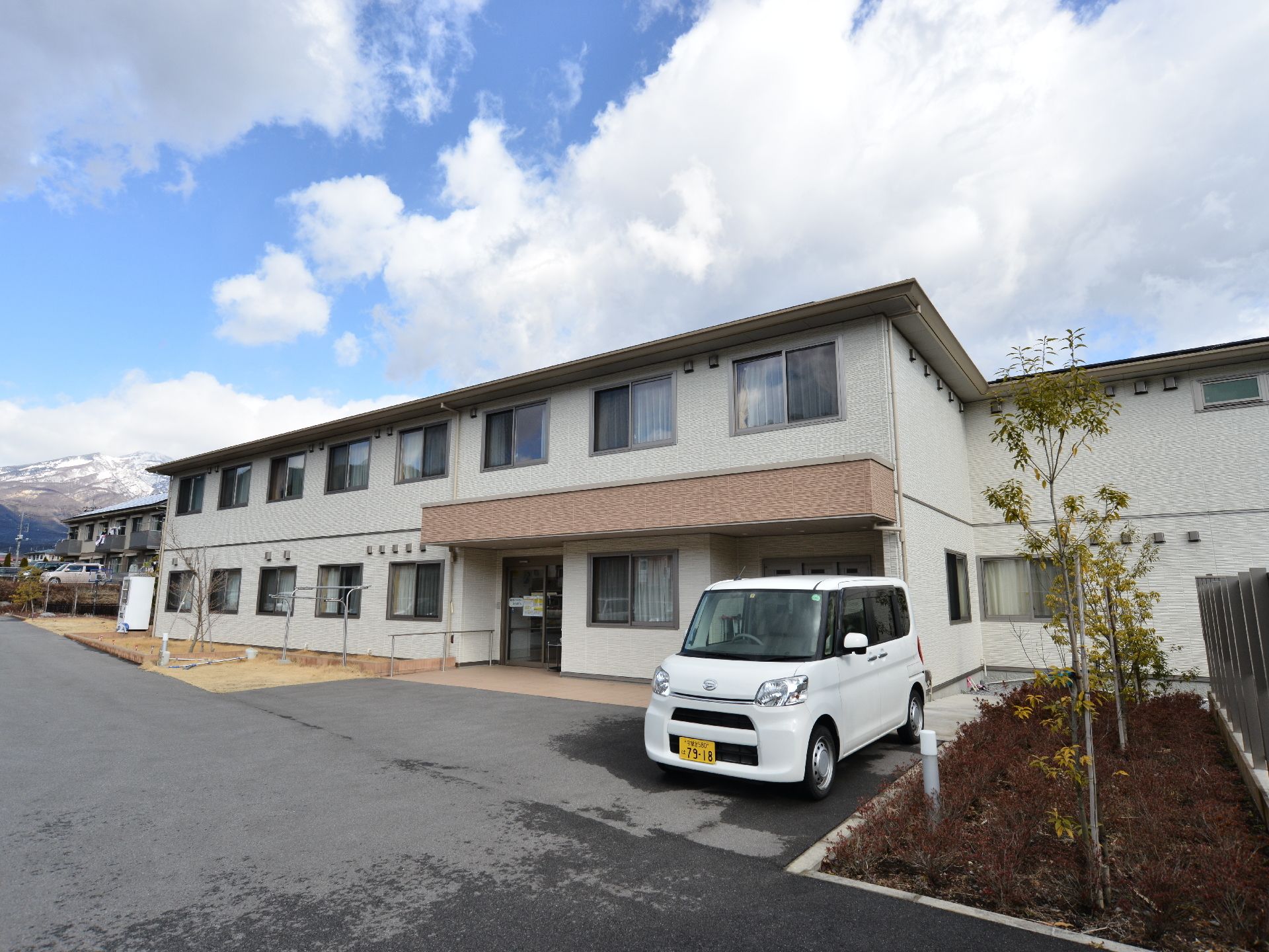 ホームの前はとても広くて台数も多く停められる駐車場も完備している。周りは自然に囲まれており、とても閑静な雰囲気になっている。