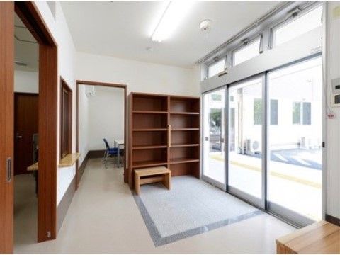 明るい廊下のエントランス風景