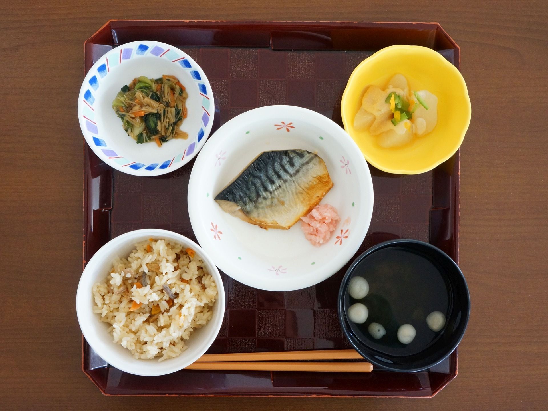 食事の画像である。メインの焼き魚に汁物、野菜の惣菜２品と炊き込みご飯など、ヘルシーなメニューである。