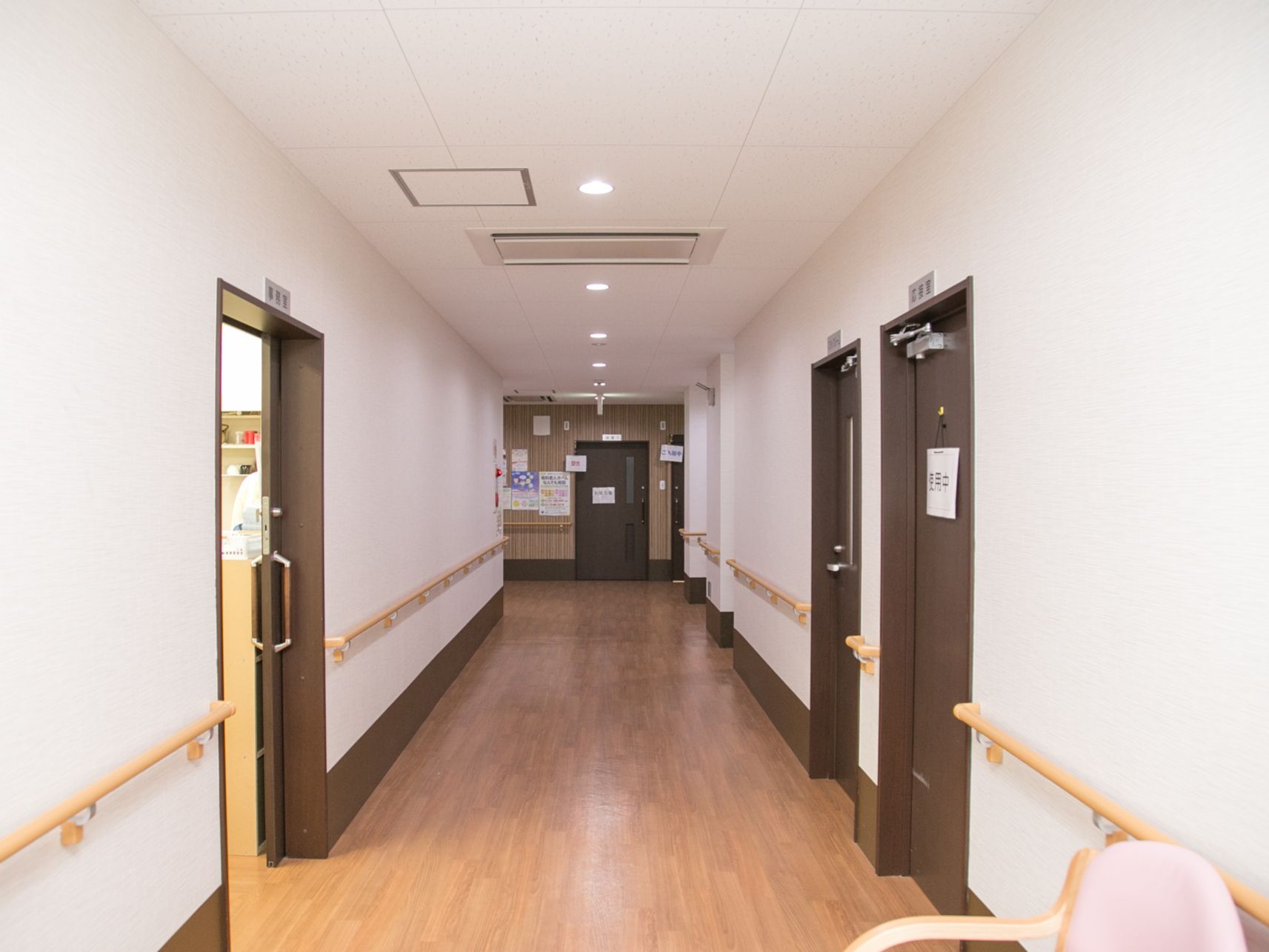 通路は白い壁にフローリング張りで、バリアフリーとなっている。各部屋への出入り口には濃いブラウンのドアが設置されている。