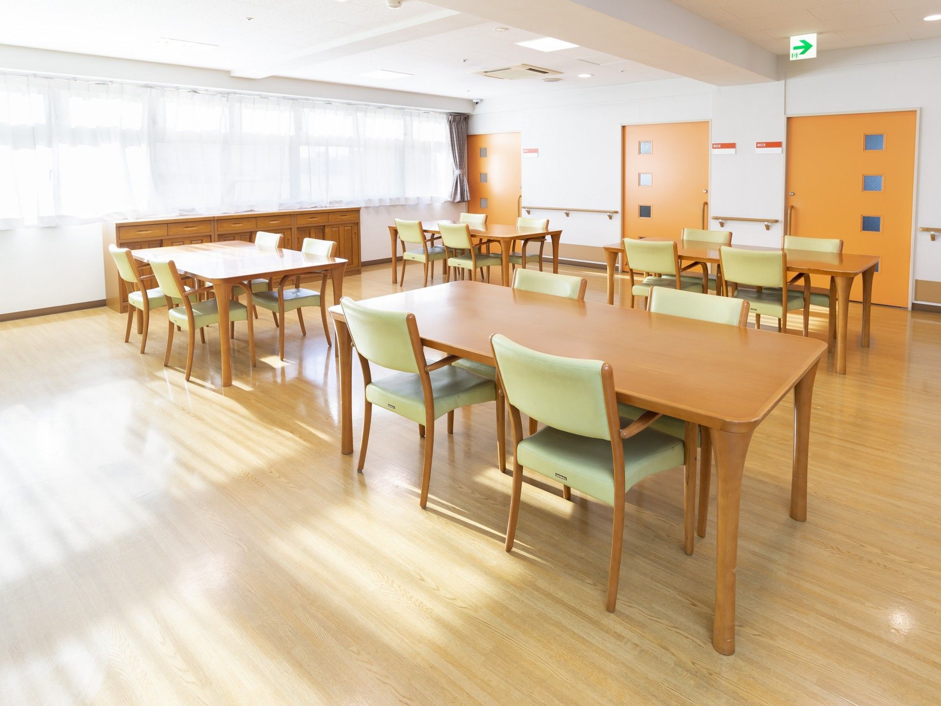 はなことば 新横浜の食堂・談話コーナー。毎日沢山の入居者様が賑やかに、楽しいお食事風景となっております。