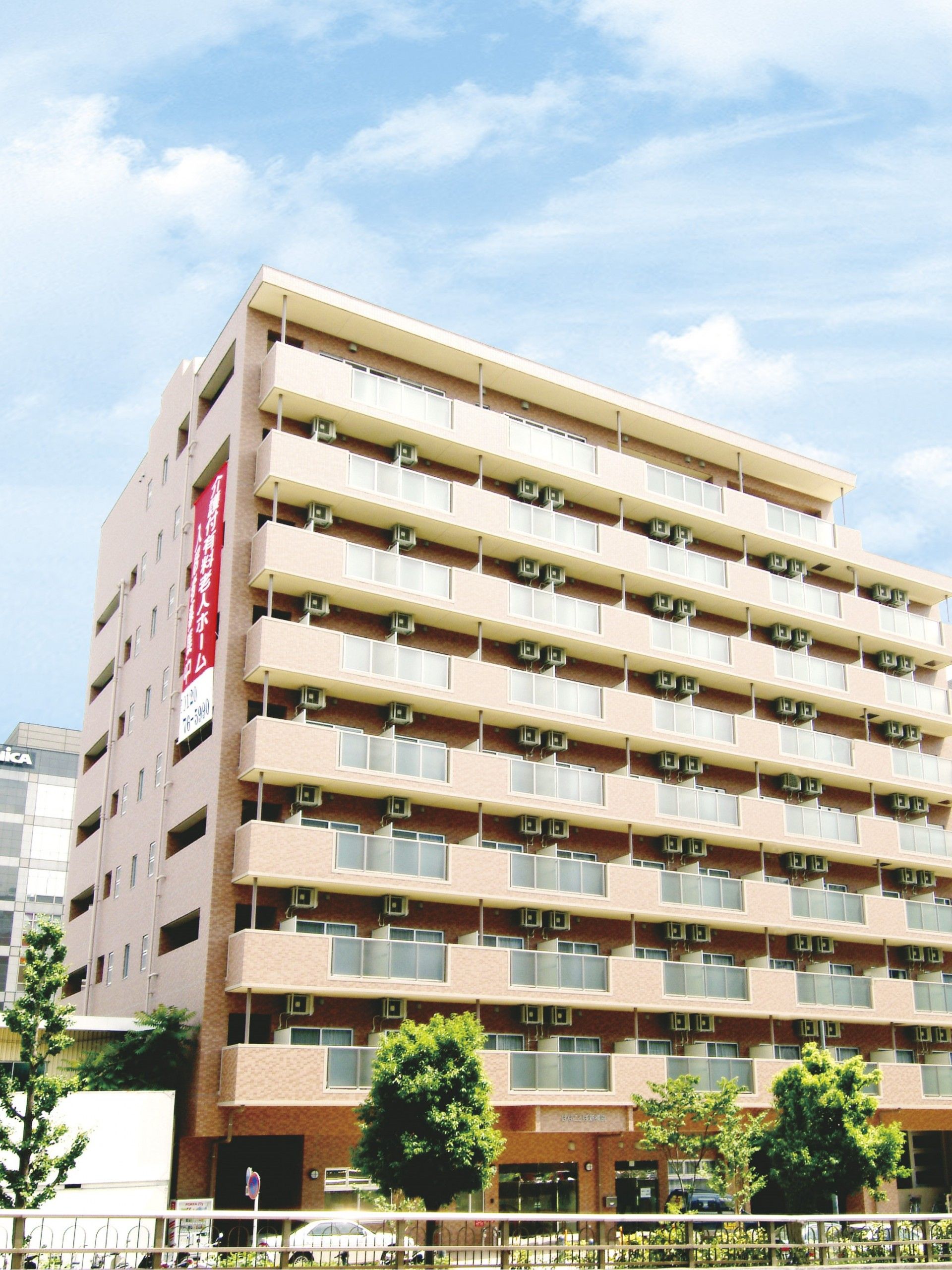 ９階建てのホームは、各階同じ造りのベランダフェンスが設置されマンション風の外観になっている。１階には玄関扉があり、「薬」と表示された窓もある。