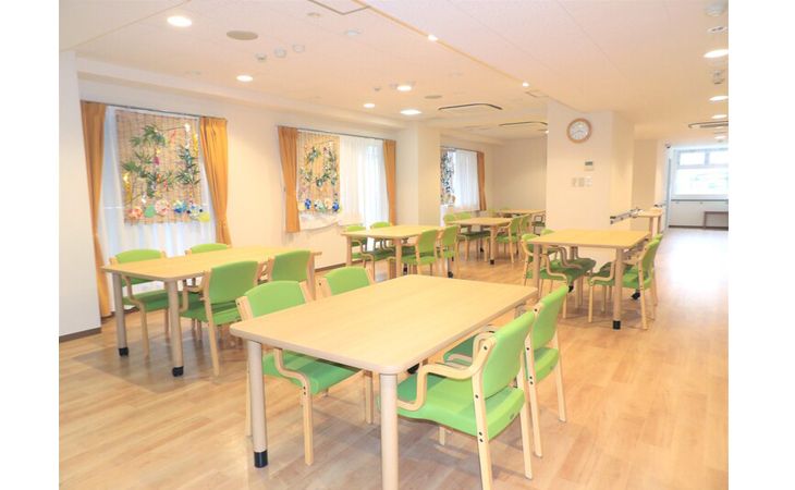 はなことば 新横浜２号館の共有スペース。日々のおしゃべりやご家族とのご面談などを行えるフリースペース。