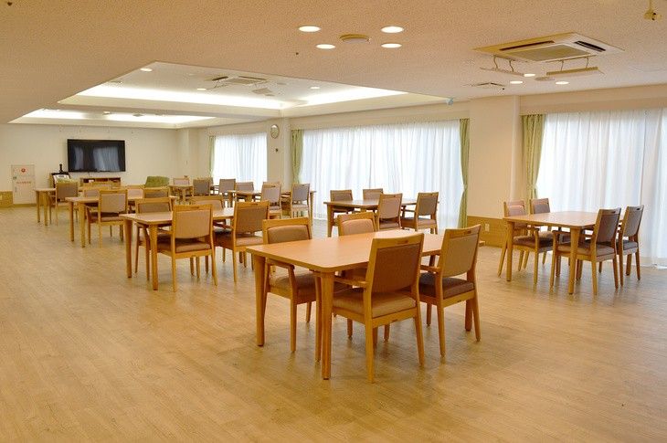 はなことば 瀬谷の食堂。明るく大きな食堂では、日々のお食事の他にイベント・レクリエーションを行っています。