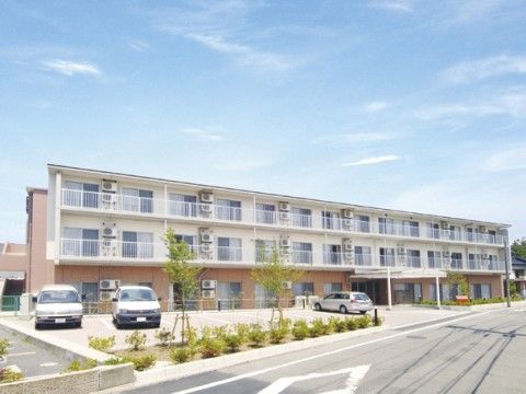 はなことば 瀬谷の外観。大きな駐車場を完備しておりますので、毎日を安心してお過ごしいただけます。