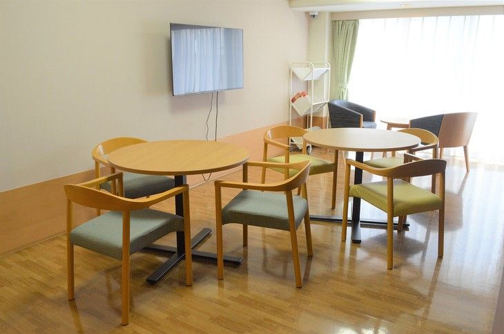 はなことば 瀬谷の談話コーナー。入居者様同士が仲良く交友を深めていただける環境をご用意しております。