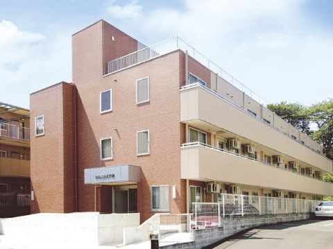 はなことば 戸塚の外観。大きな駐車場を完備しておりますので、ご来訪時はお車でのお越しが出来ます。