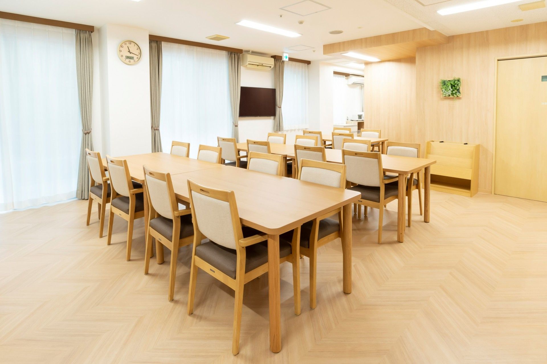 はなことば 戸塚の食堂。日々多くの入居者様で大いに賑わう、楽しいお食事風景となっております。