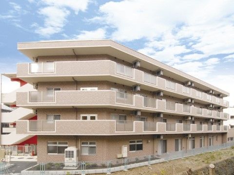 はなことば 三浦の外観。あかるくあたたかな暖色の外壁が特徴的な施設外観となっております。