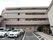 ４階建ての施設である。建物前には、介護車両が停められる駐車スペースが設けられている。最上階には、屋上がある。