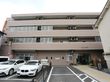 ４階建ての施設である。建物前には、介護車両が停められる駐車スペースが設けられている。最上階には、屋上がある。