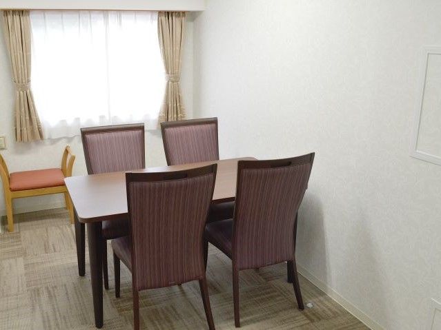 清潔なダイニングのテーブルと椅子