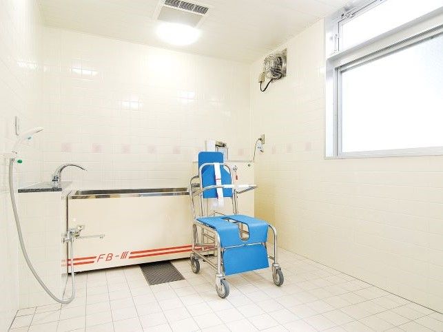 はなことば 三浦の機会浴室。充実した介助器具をご用意しております。快適なご入浴をお楽しみください。