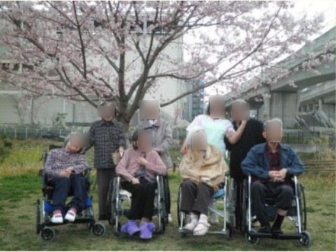 椅子に座る皆さんと桜の中庭