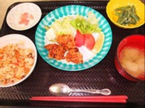 「はなことば センター南」のお食事。3大栄養素をしっかりとれるお食事は、調理スタッフの丁寧に作り、味にも注意している。