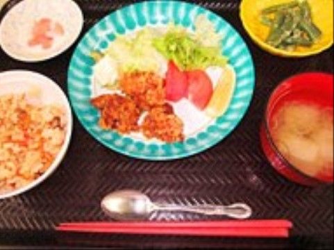 「はなことば 南」のお食事。風を引いた際には、介護食や医療食をいただけるメニューを用意している。