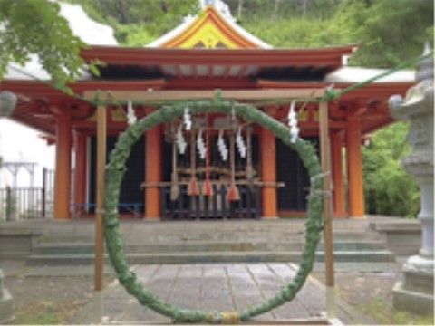 「はなことば 追浜」の周辺環境。安産や子育ての祈願成就を目的とした神社がある。