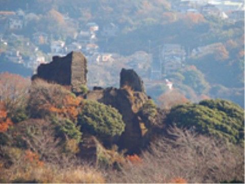 「はなことば 追浜」の周辺環境。登山協議会許可を得て、ロッククライミングを行える。