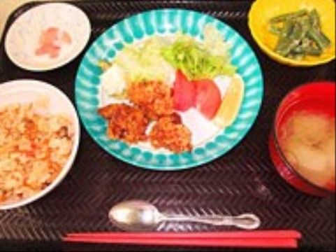 「はなことば 追浜」のお食事。入居者様のケースに合わせた食事の種類を用意している。