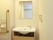 個室のトイレスペースに設置してある洗面台スペースで、正面には鏡が設置してある。横の壁にはタオル掛けが取り付けてある。