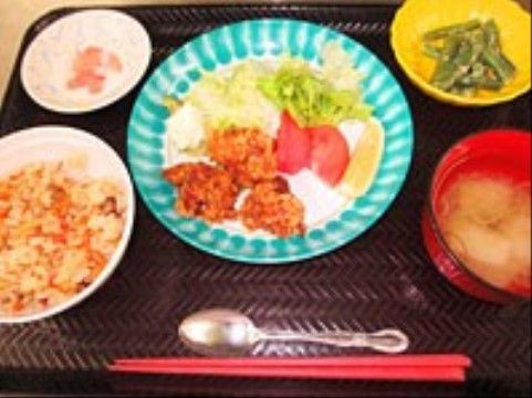 「はなことば 鶴見」のお食事。個々の体調に合わせた、お食事をいただけるメニューが準備されている。