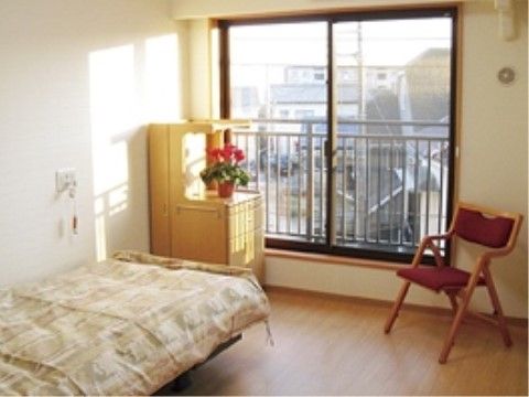 「はなことば 小田原」の居室。自由に家具の設置ができ、思い思いの空間となっている。
