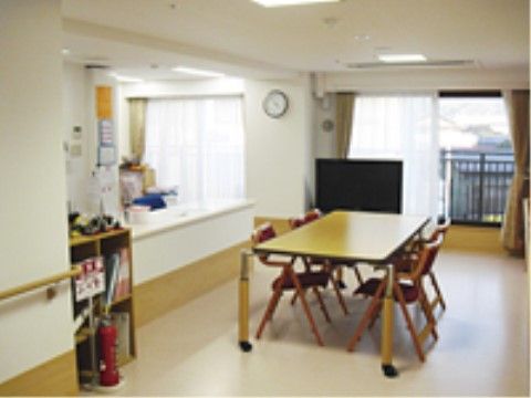 「はなことば 小田原」の談話コーナー。人と人の繋がりができ、意気投合なお喋りも多い。
