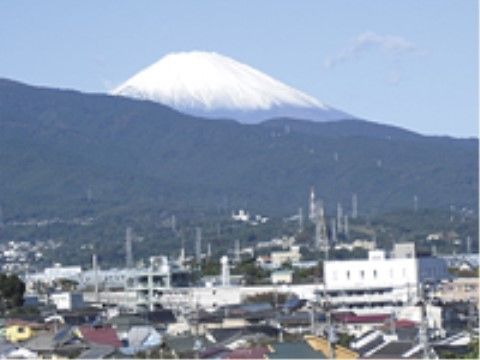 「はなことば 小田原」の屋上からの眺望。富士山が壮大に感じられる、気持ちのよい施設である。
