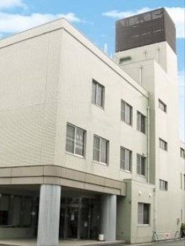 「はなことば 小田原」の外観。雨の日でも、濡れることがないエントランスは、屋根が付いている。