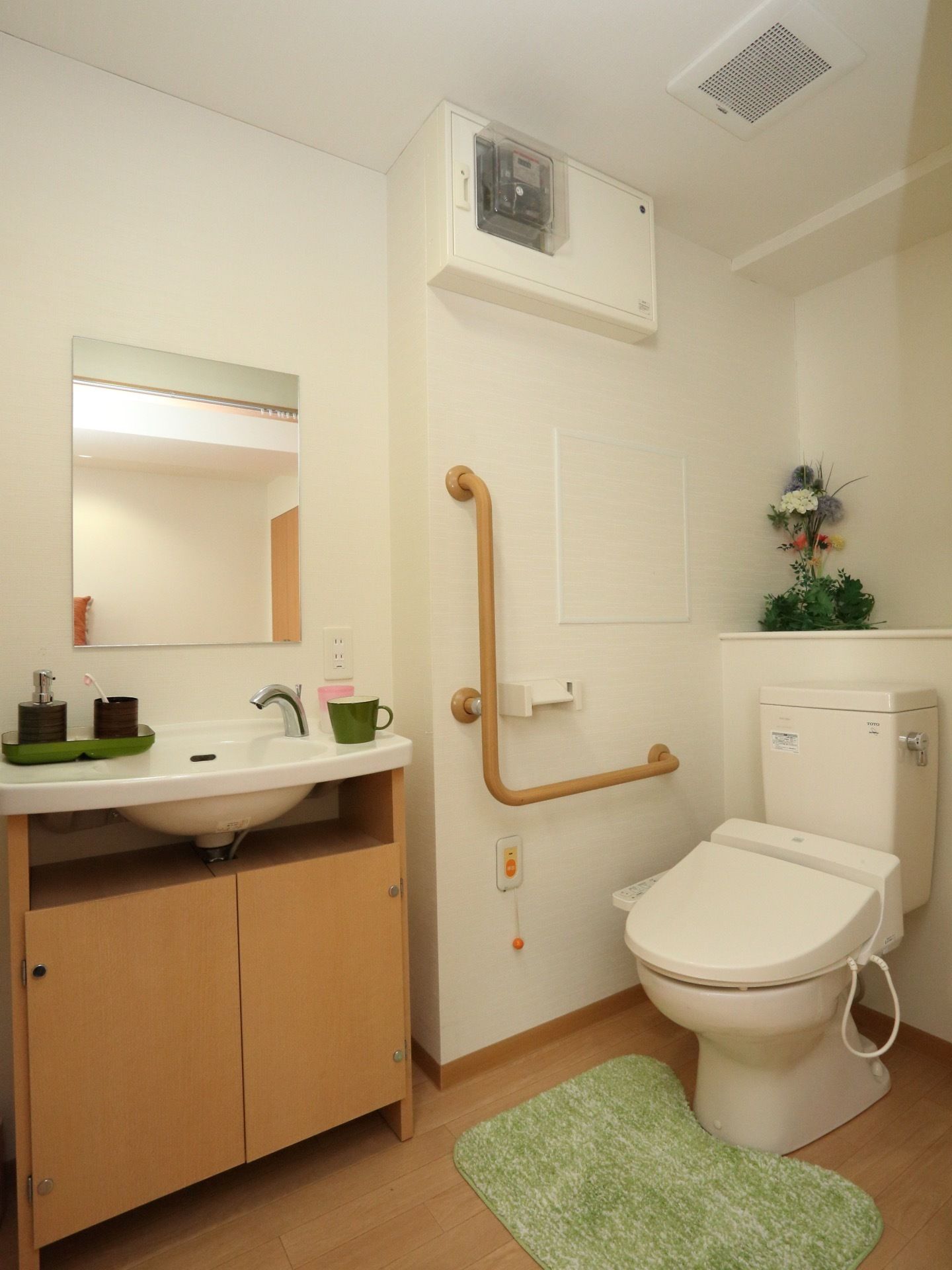 居室にトイレが備え付けられている。収納のある洗面台も設置されて便利に生活ができる。手すりがあり安全に使用できる。