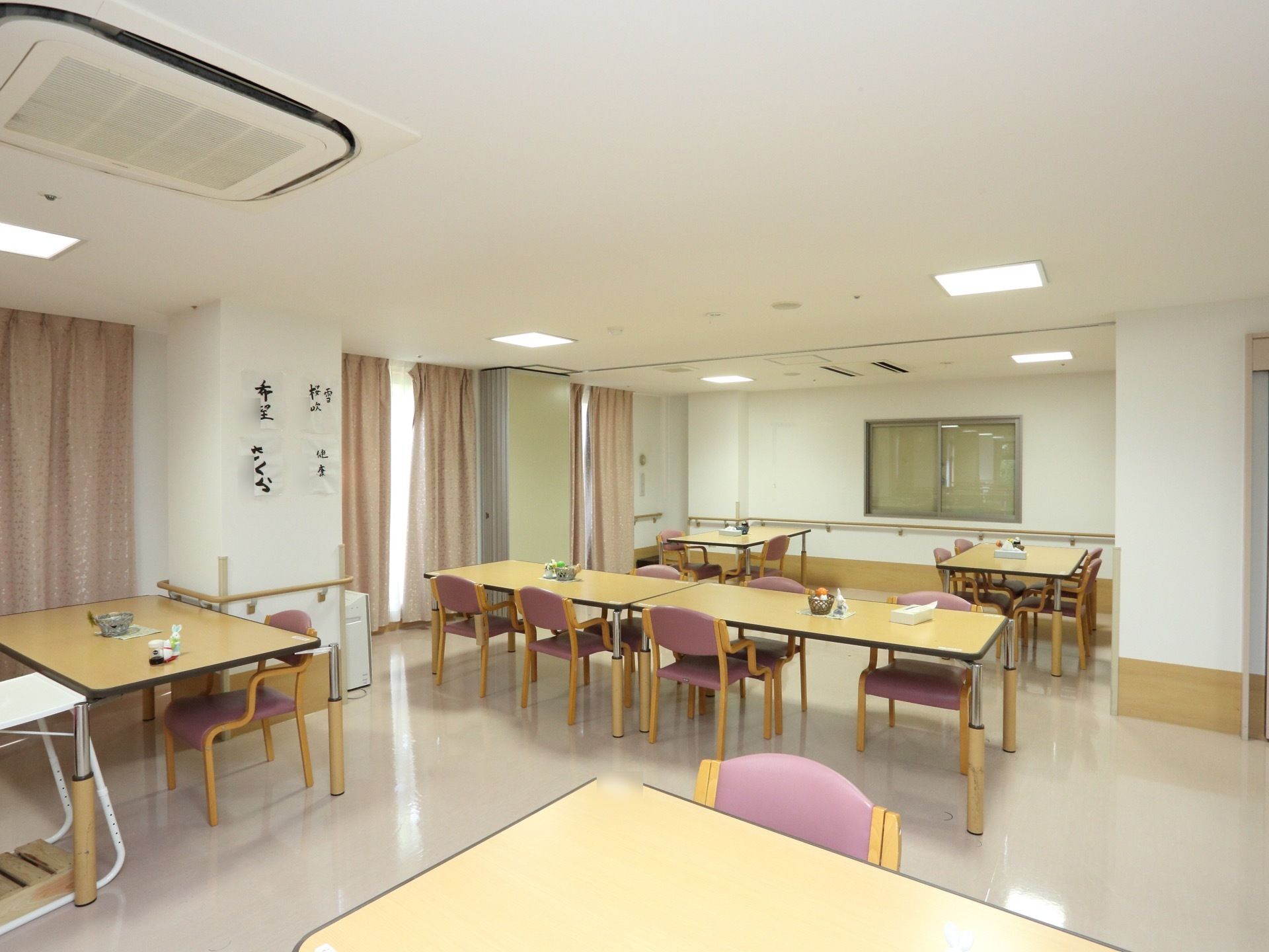 広い食堂には複数のテーブルをいくつか設置している。小人数で掛けて食事や会話を楽しんで過ごすことができる。