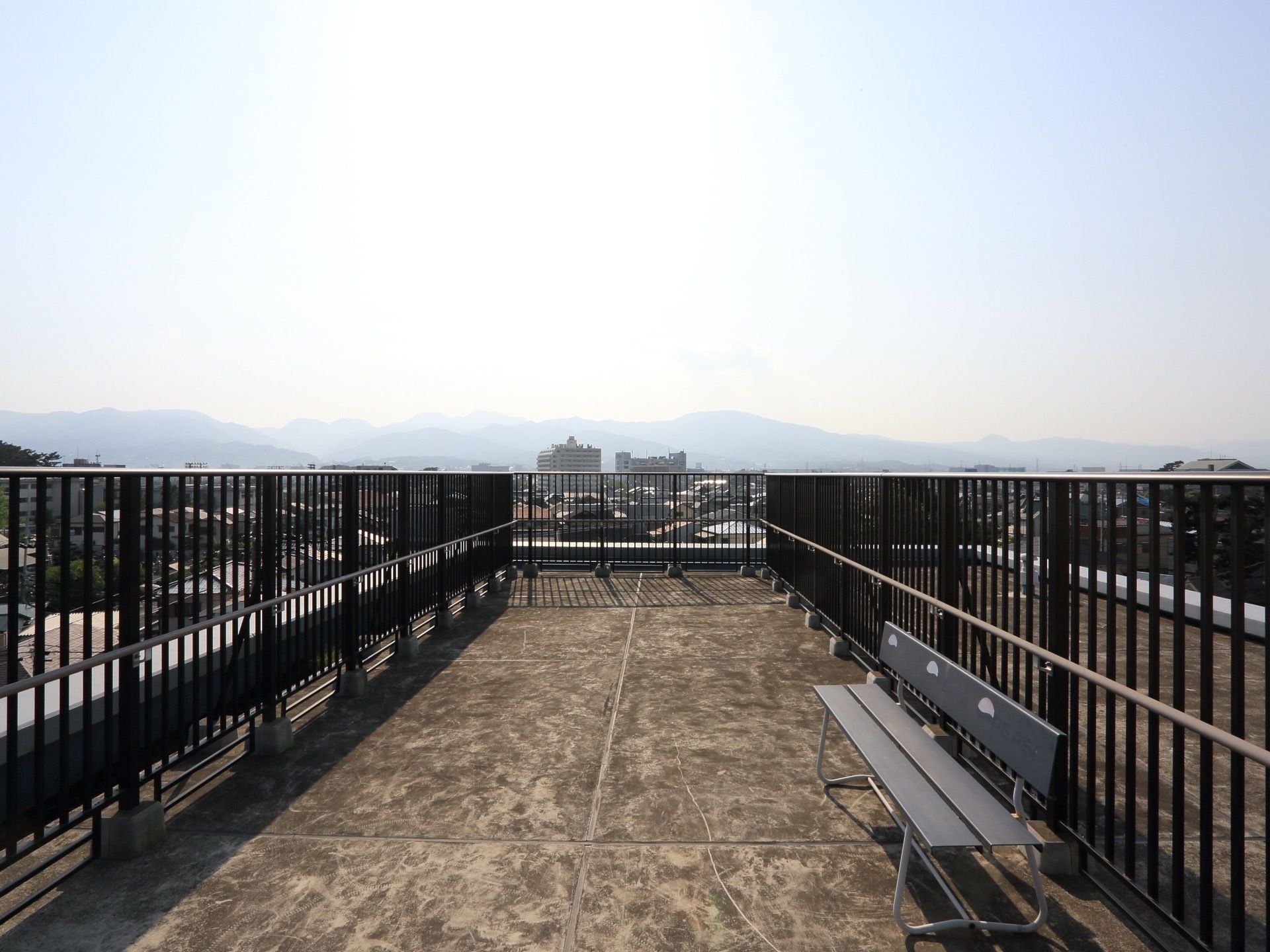 4階建て施設の屋上に上がることができる。ベンチが置かれているので、掛けて景色を眺めながらのんびりと過ごせる場所である。